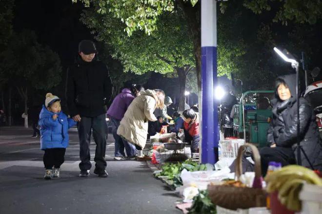 个县城创造罚款收入下降“奇迹”开元棋牌政府大楼旁可以摆摊这(图4)
